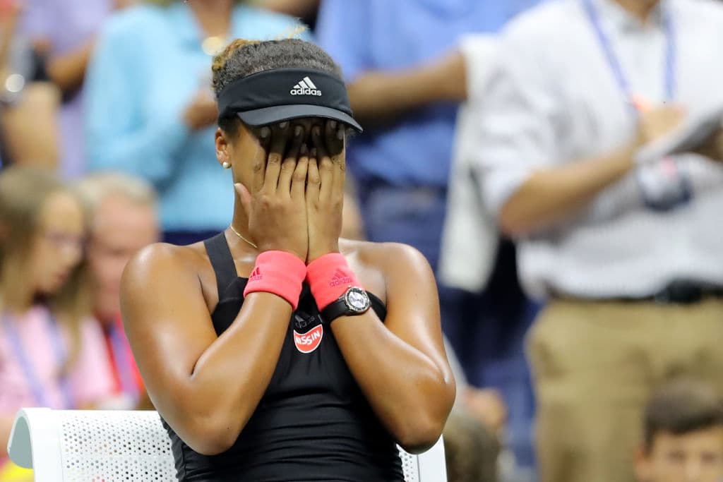 Durante los reclamos de Serena Williams al juez de silla, Naomi Osaka prefirió curbirse el rostro y así evitar ver lo que estaba ocurriendo.