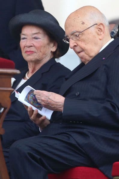 El presidente italiano Giorgio Napolitano, acompañado de su esposa Clío.