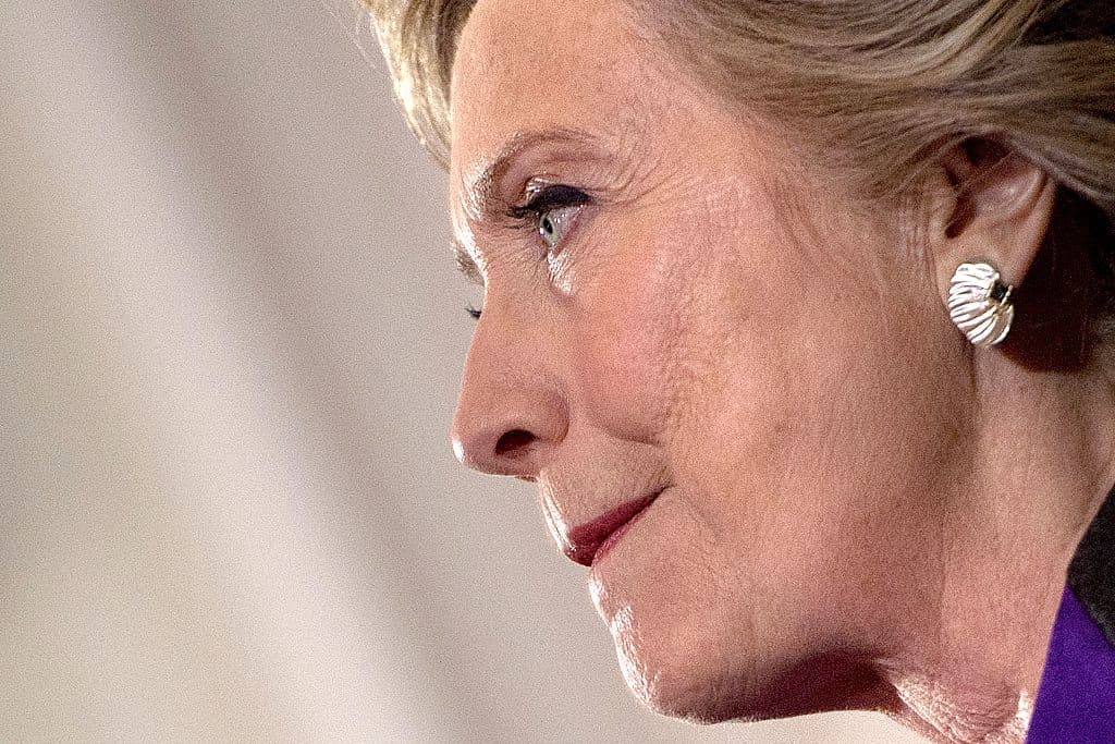 Clinton culpa a las cartas del FBI de "frenar el impulso" de su campaña y propiciar su derrota