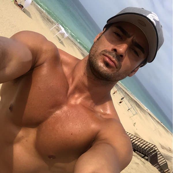 Basta con ver ese cuerpazo para que todas las chicas se desmayen por él.