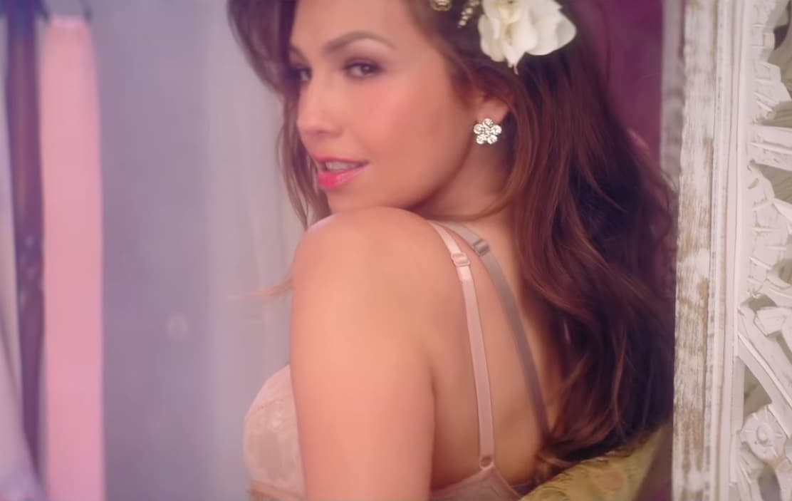 Thalía y Maluma estrenaron el videoclip del tema 'Esa Noche'. Mira las fotos de este fascinante clip.