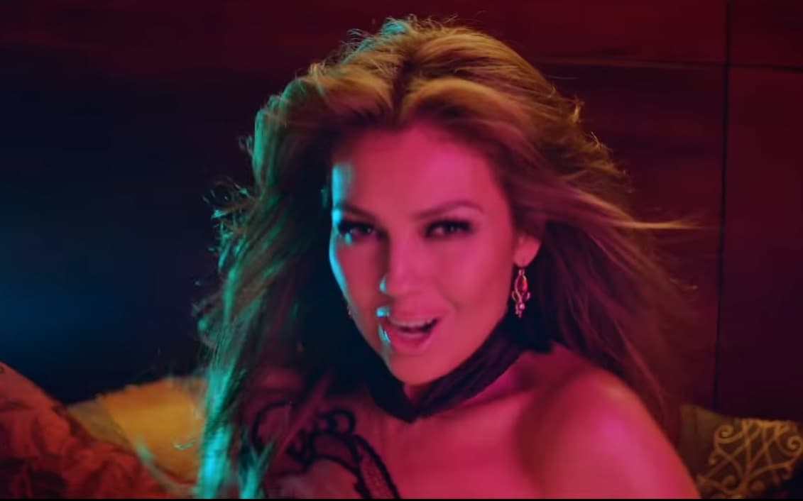 Thalía y Maluma estrenaron el videoclip del tema 'Esa Noche'. Mira las fotos de este fascinante clip.