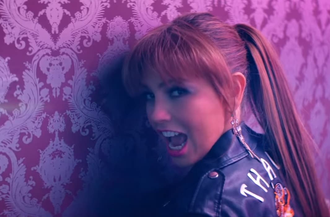 Thalía y Maluma estrenaron el videoclip del tema 'Esa Noche'. Mira las fotos de este fascinante clip.