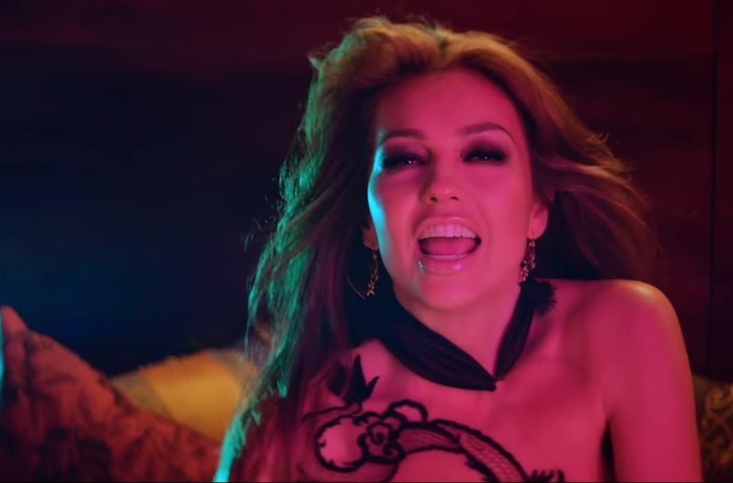 Thalía y Maluma estrenaron el videoclip del tema 'Esa Noche'. Mira las fotos de este fascinante clip.