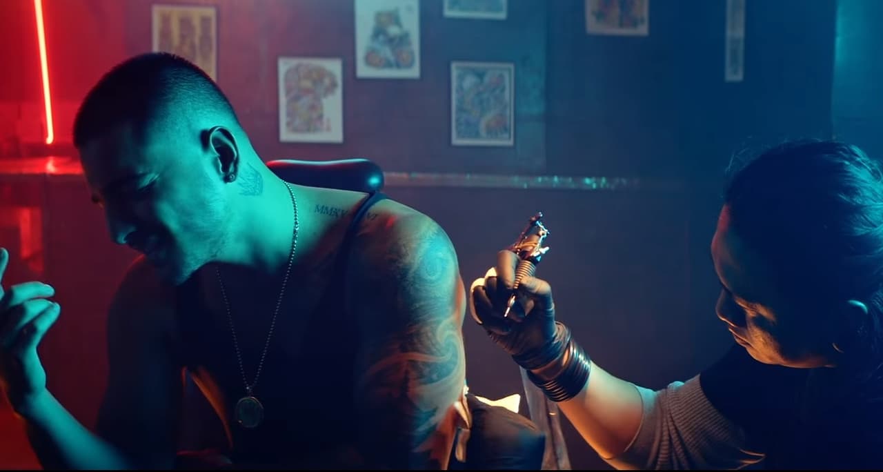 Thalía y Maluma estrenaron el videoclip del tema 'Esa Noche'. Mira las fotos de este fascinante clip.