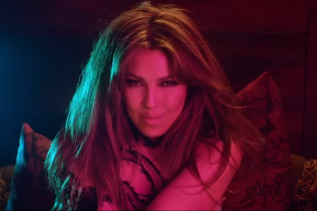 Thalía y Maluma estrenaron el videoclip del tema 'Esa Noche'. Mira las fotos de este fascinante clip.