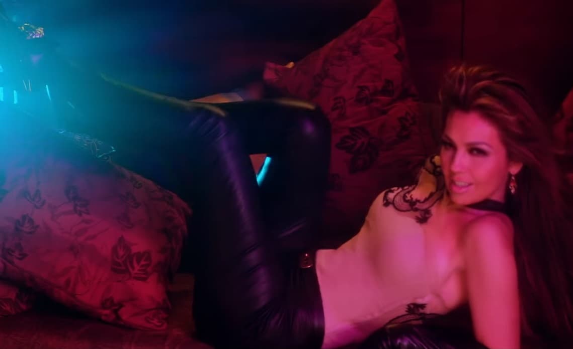 Thalía y Maluma estrenaron el videoclip del tema 'Esa Noche'. Mira las fotos de este fascinante clip.