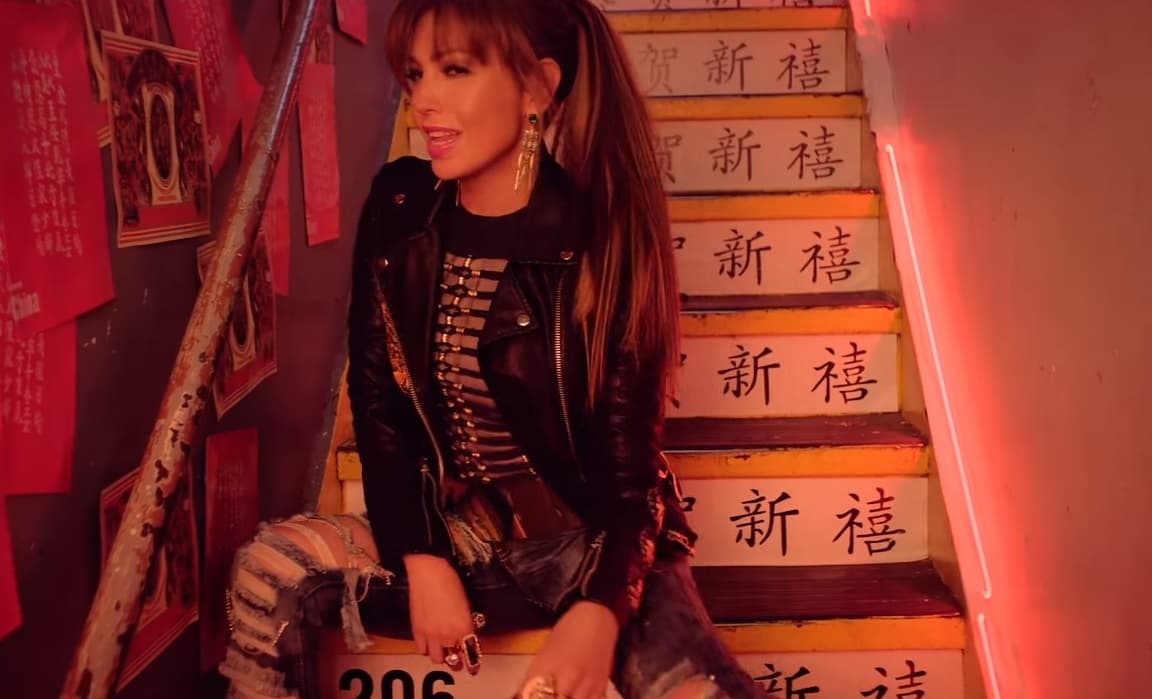 Thalía y Maluma estrenaron el videoclip del tema 'Esa Noche'. Mira las fotos de este fascinante clip.