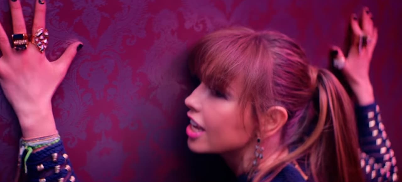 Thalía y Maluma estrenaron el videoclip del tema 'Esa Noche'. Mira las fotos de este fascinante clip.