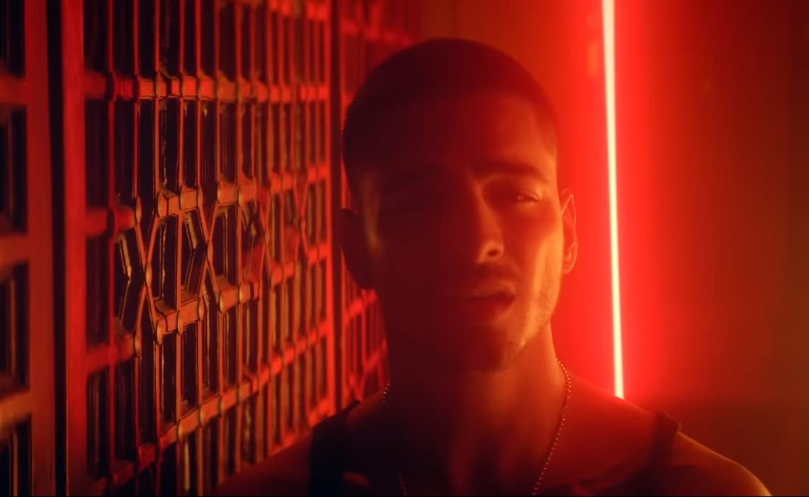 Thalía y Maluma estrenaron el videoclip del tema 'Esa Noche'. Mira las fotos de este fascinante clip.