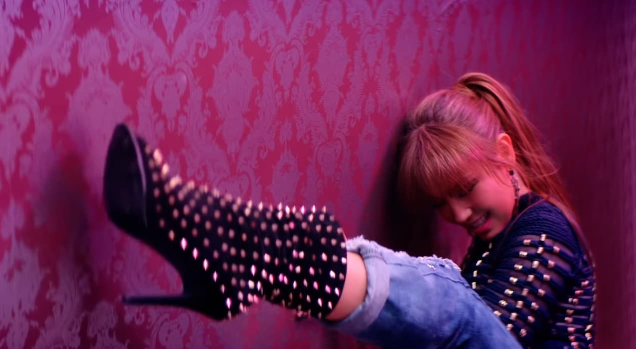 Thalía y Maluma estrenaron el videoclip del tema 'Esa Noche'. Mira las fotos de este fascinante clip.