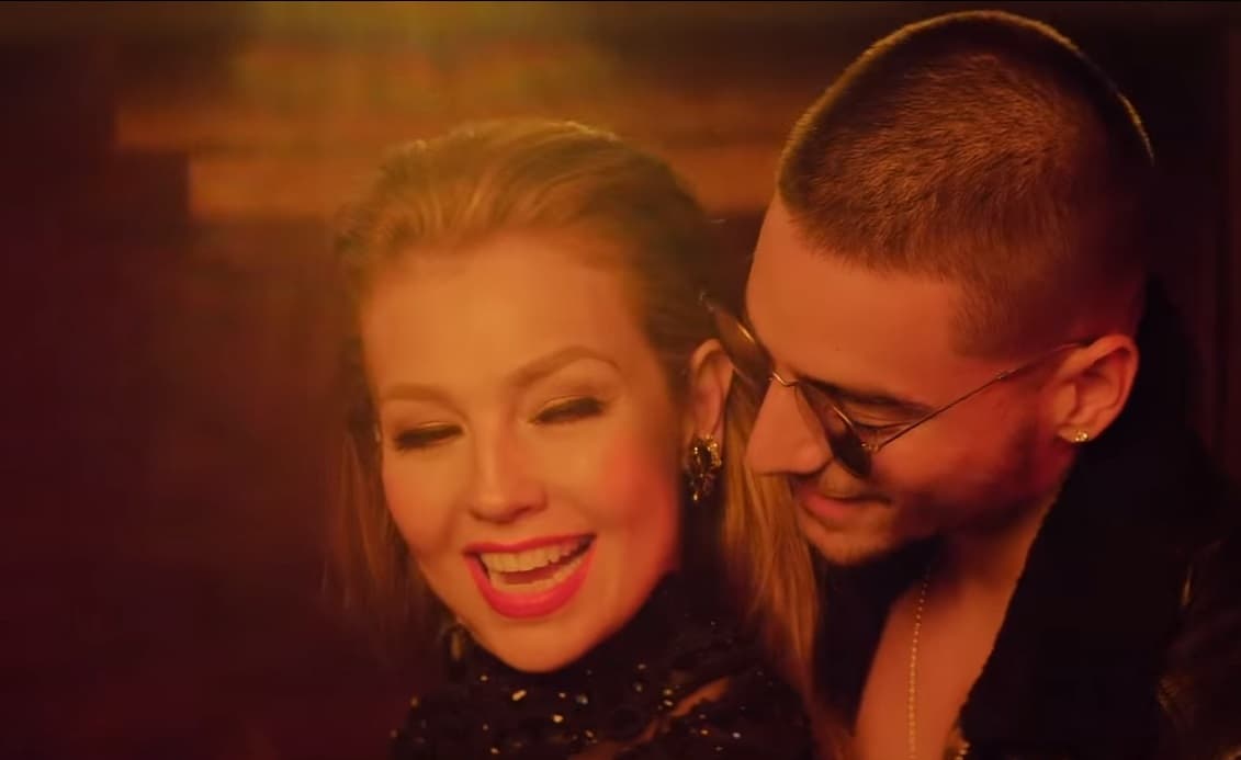 Thalía y Maluma estrenaron el videoclip del tema 'Esa Noche'. Mira las fotos de este fascinante clip.