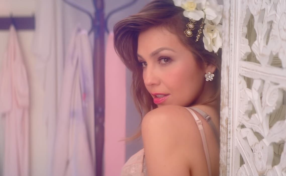 Thalía y Maluma estrenaron el videoclip del tema 'Esa Noche'. Mira las fotos de este fascinante clip.
