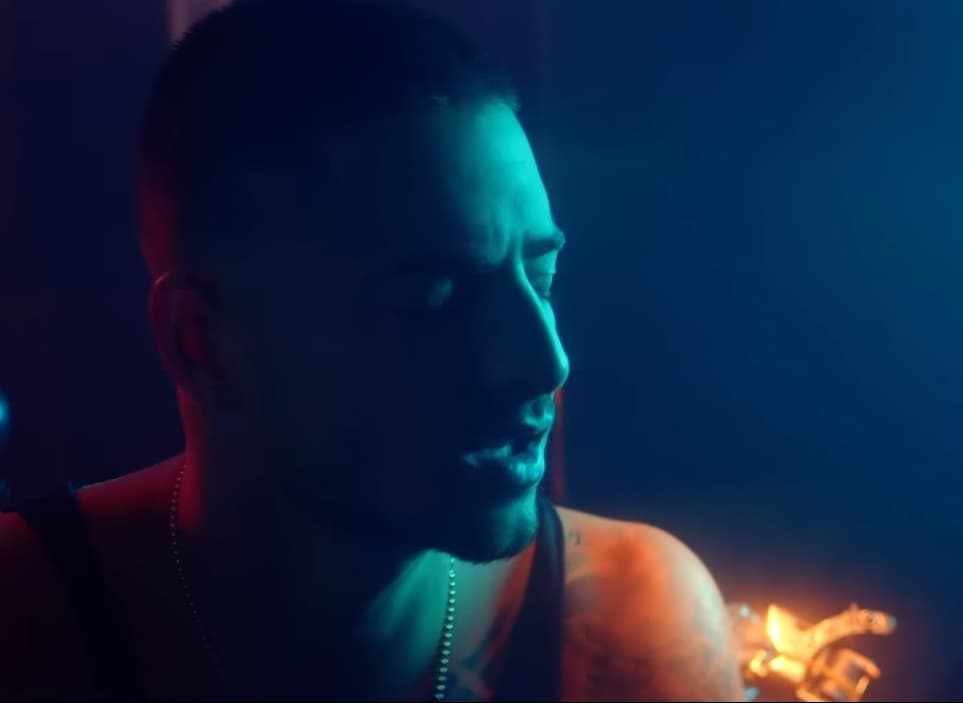 Thalía y Maluma estrenaron el videoclip del tema 'Esa Noche'. Mira las fotos de este fascinante clip.