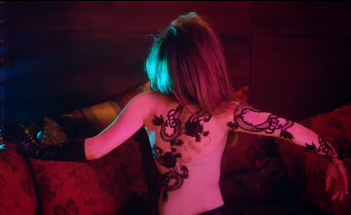 Thalía y Maluma estrenaron el videoclip del tema 'Esa Noche'. Mira las fotos de este fascinante clip.