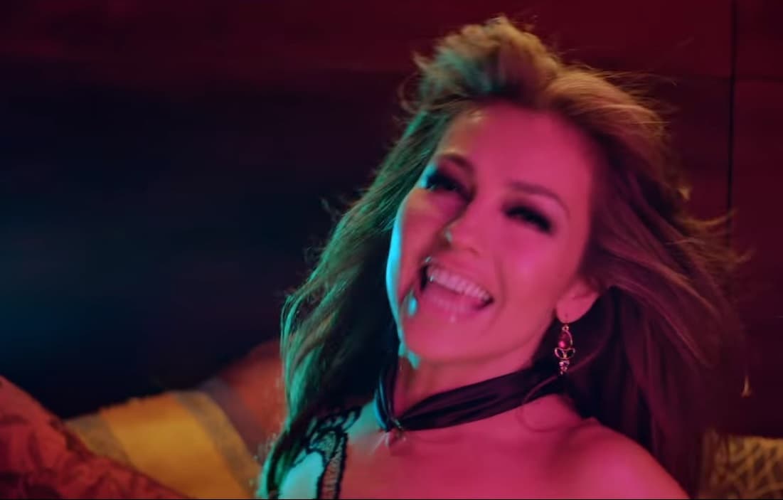 Thalía y Maluma estrenaron el videoclip del tema 'Esa Noche'. Mira las fotos de este fascinante clip.