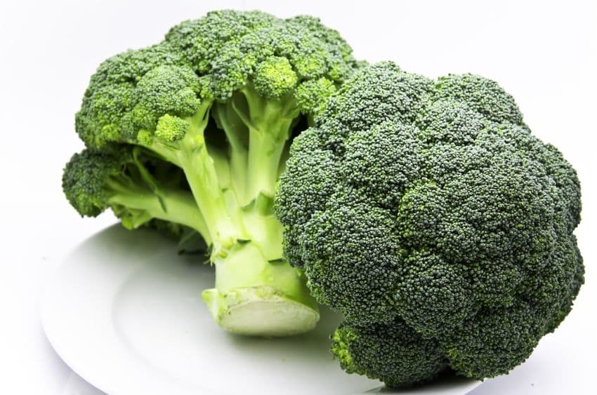 BROCCOLI: Gracias a su alto contenido en potasio y su bajo contenido en grasa es muy bueno para evitar problemas del corazón. Al ser rico en ácido fólico es bueno para prevenir malformaciones en el feto, ayuda a la correcta absorción del hierro, mantiene un buen estado mental y emocional. Por su alto contenido de vitamina C forma el colágeno, huesos y dientes, glóbulos rojos y favorece la resistencia a las infecciones y la absorción de ciertos nutrientes de los alimentos.