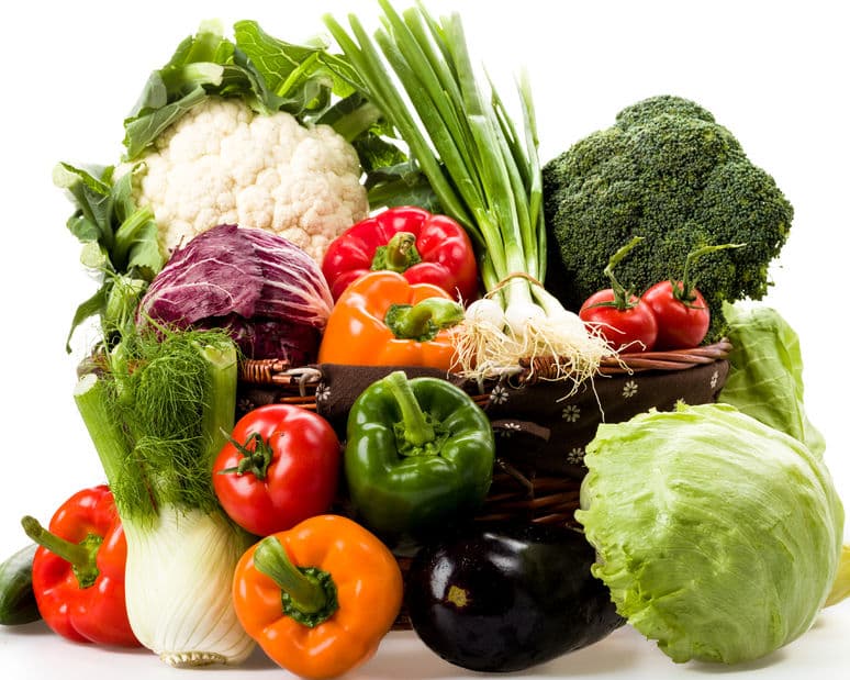 El consumo de vegetales proporciona múltiples beneficios para la salud. Las personas que comen más frutas y verduras como parte de su dieta diaria en general son propensos a tener un menor riesgo de algunas enfermedades crónicas y mortales. Las verduras aportan nutrientes vitales para la salud y el mantenimiento de tú cuerpo.