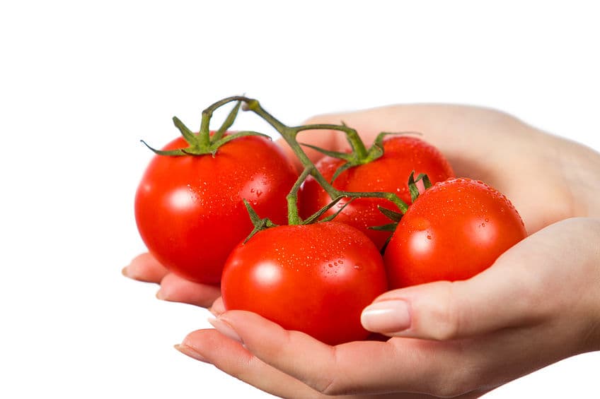 TOMATE: Rico en antioxidantes por lo cual ayuda a prevenir el cáncer, sobre todo de próstata, además contiene fibra, aporta vitaminas del complejo B, C, A y E. También tiene muchos minerales como el potasio, magnesio y fósforo. Se recomienda a las personas con hipertensión arterial.