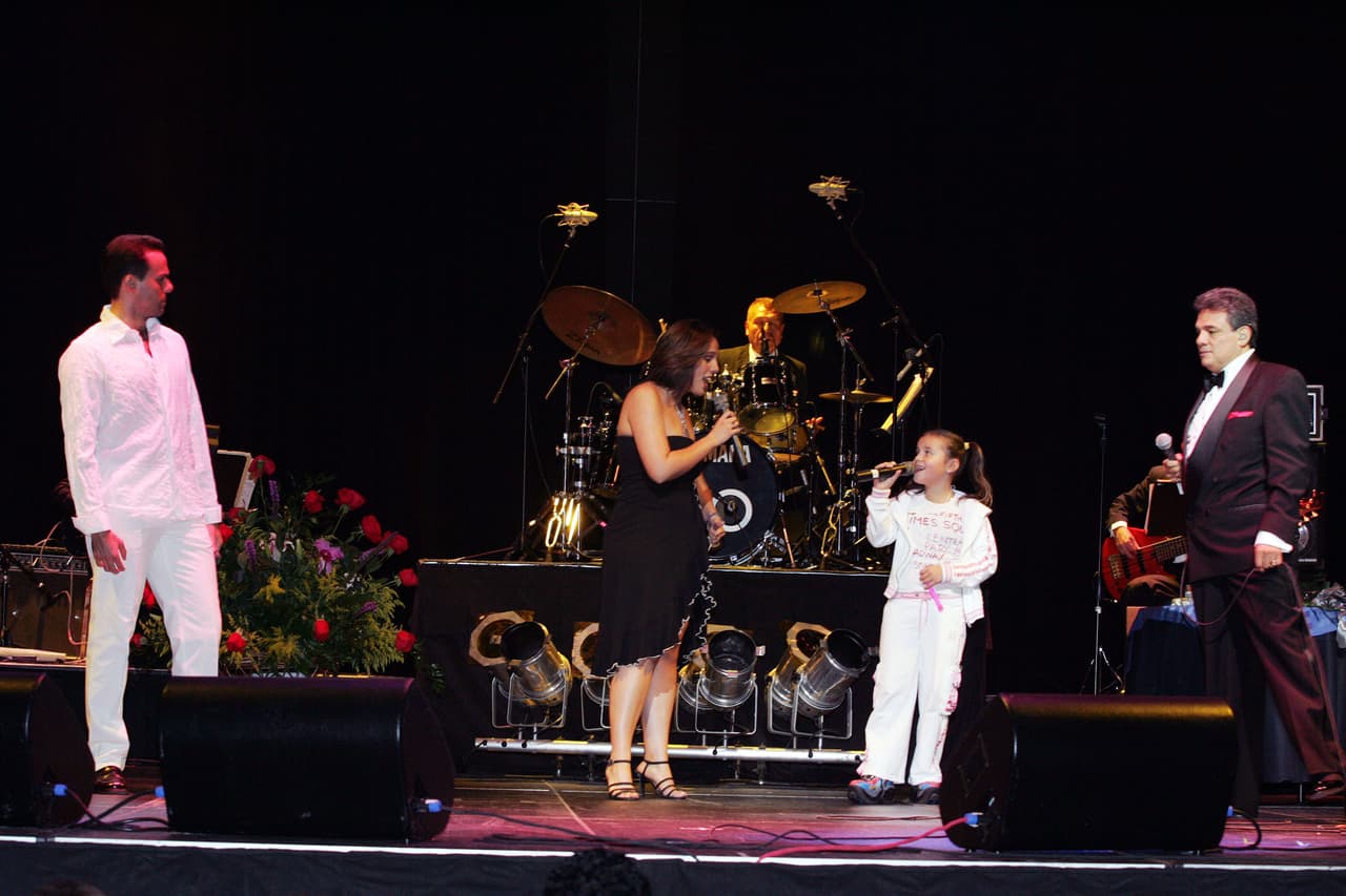 José José se subió al escenario con sus tres hijos durante un concierto en el James L. Knight Center de Miami, en mayo de 2004.