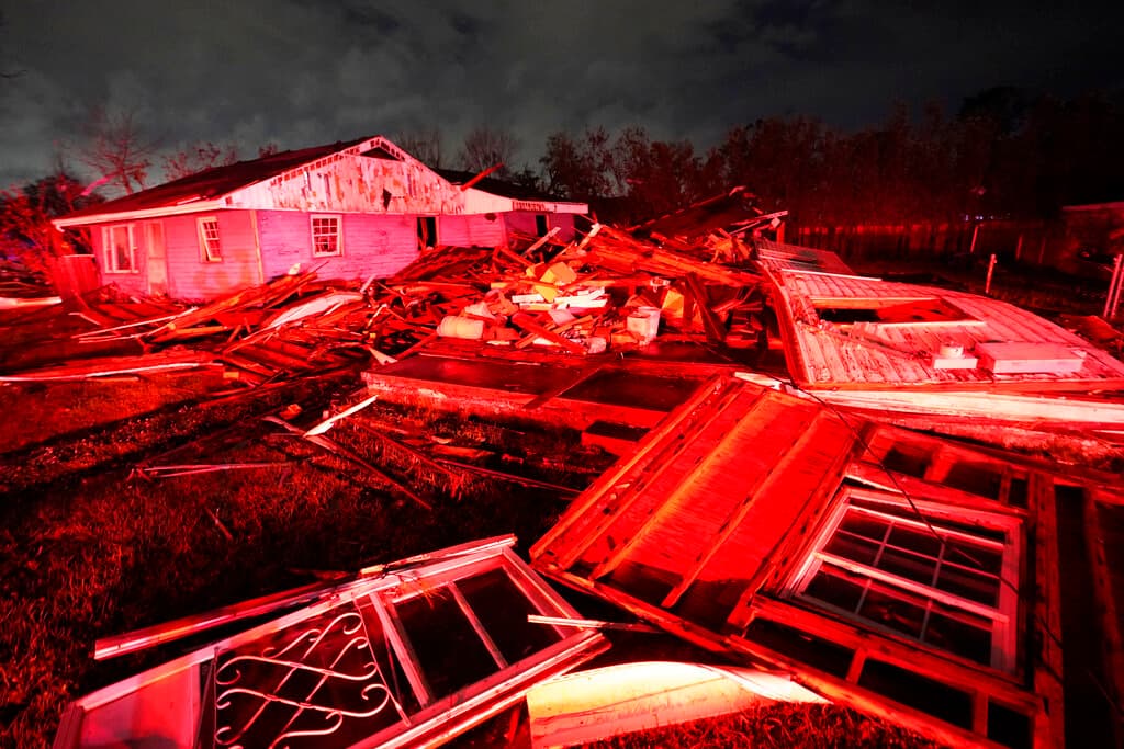 Casas reducidas a escombros iluminadas por las luces de los camiones de los bomberos. Reggie Ford se encontraba cerca al momento en que golpeó el tornado. Se alejó conduciendo de la zona y volvió una vez que pasó el torbellino para ofrecer su ayuda a quien la necesitara. Hasta ahora, señala, las calles están sumamente tranquilas, solo llenas de la devastación del tornado.