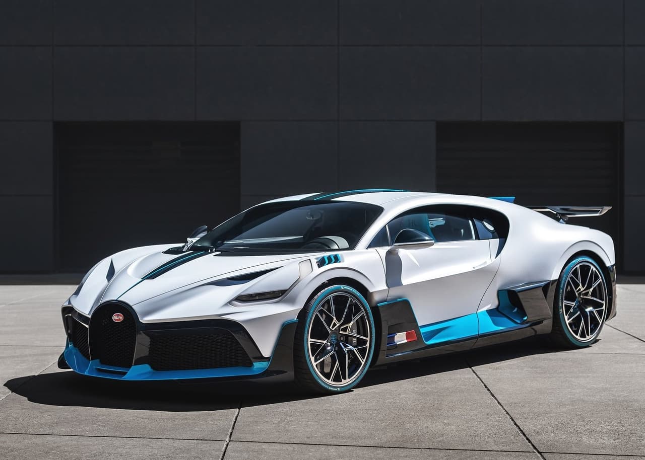 <h3 class="cms-H3-H3"><b>4. Bugatti Divo</b></h3>
<br>
<br>
<b>Capacidad del tanque: </b>26.4 galones
<br>
<b>Costo estimado para llenar el tanque:</b> $108
<br>
<b>Consumo de combustible:</b> 10 mpg en trayecto combinado