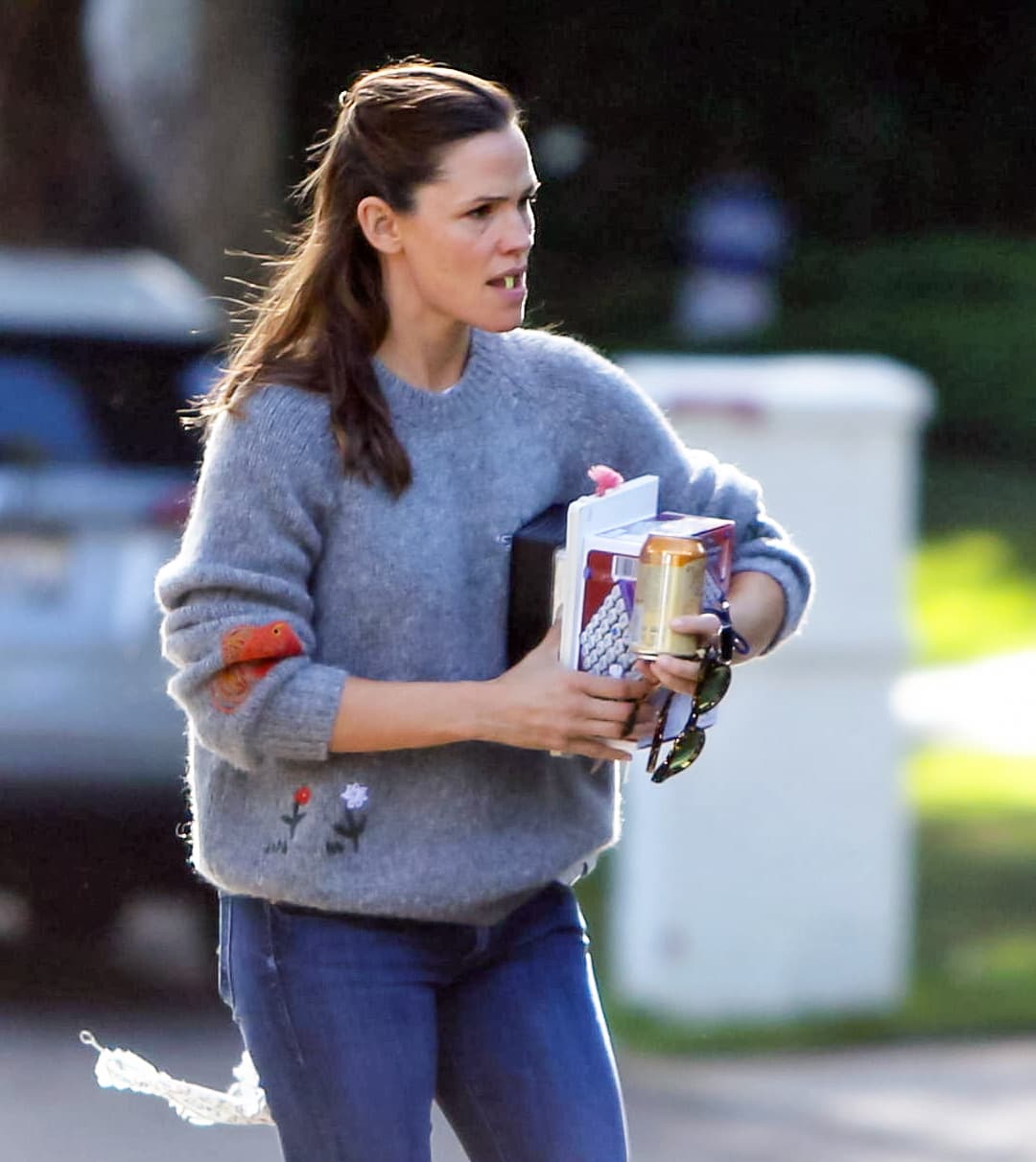 La actriz 
<b>Jennifer Garner</b> andaba con esta cara el pasado viernes y no porque hubiese ido buscando especiales del 'Back Friday'. Los paparazzi la sorprendieron así frente a su casa, mientras discutía con 
<b><a href="https://www.univision.com/famosos/celebridades-que-se-llevan-de-maravilla-con-sus-exparejas-fotos">su exmarido y padre de sus tres hijos, el actor Ben Affleck</a></b>.