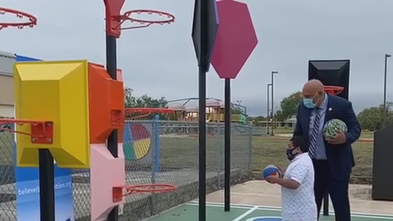 Harlandale ISD inaugura canchas de baloncesto para personas con necesidades especiales