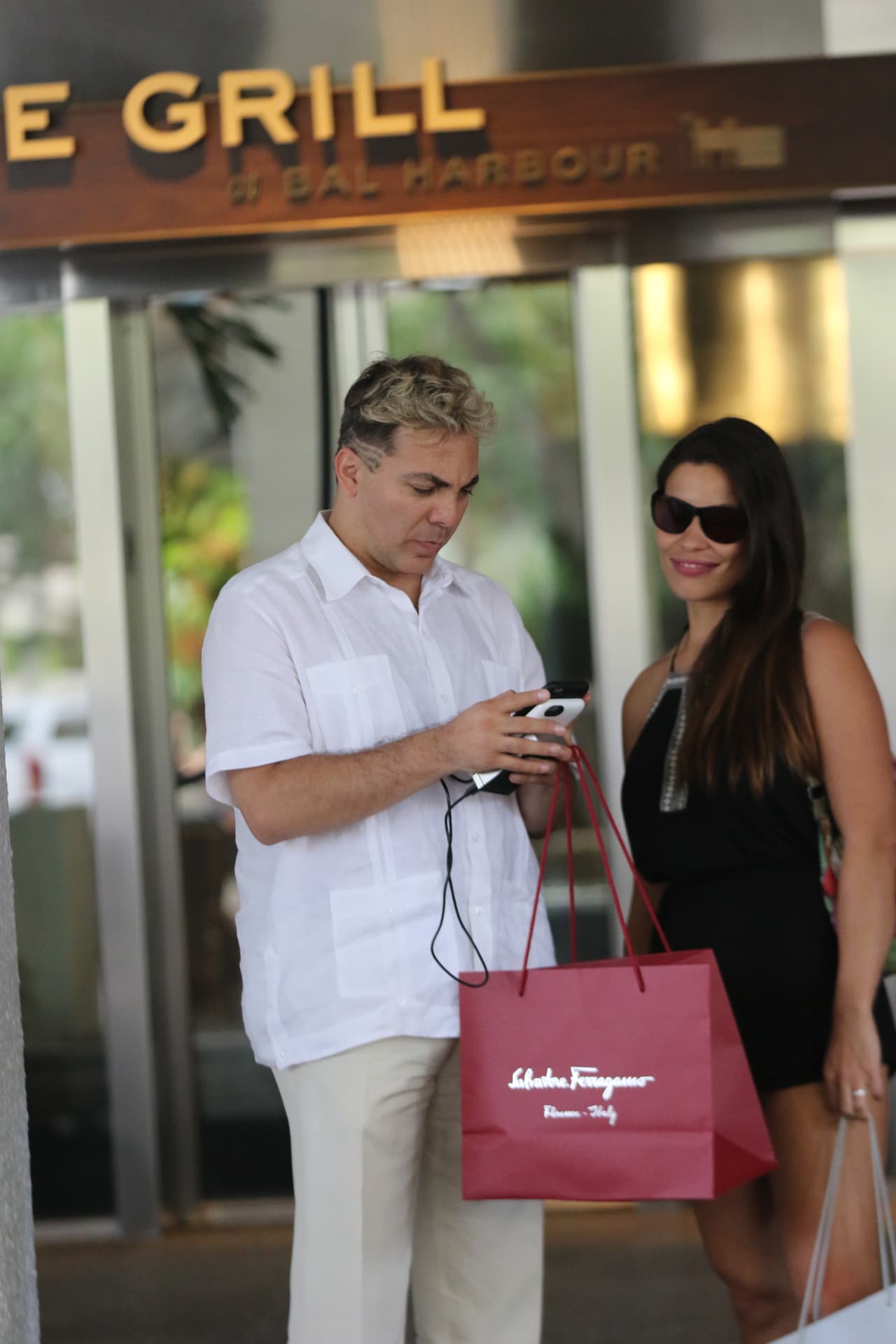 ¿Qué tanto le checa al celular del cantante?