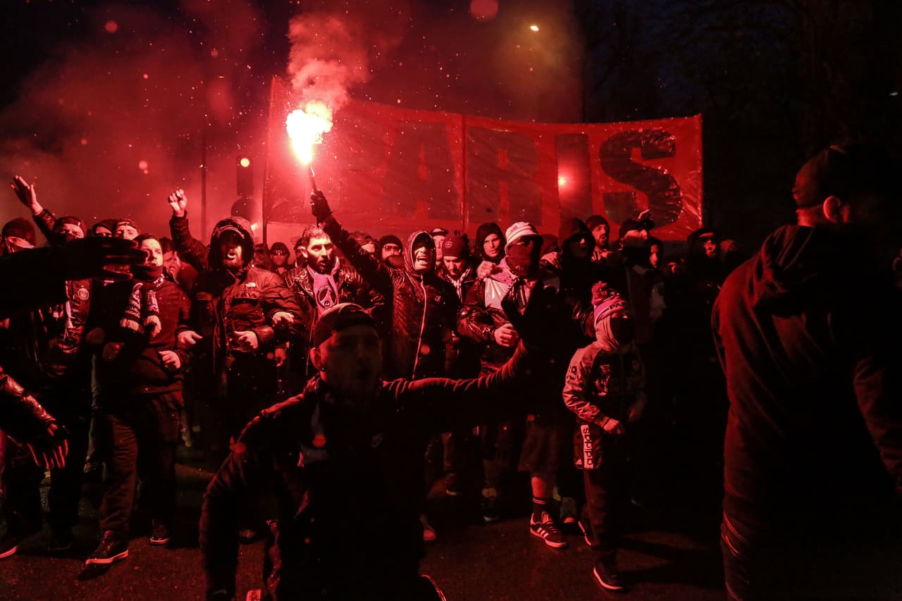 Los aficionados del Paris Saint-Germain –los más hostiles– y del Real Madrid han puesto el color en los alrededores del Parque de los Príncipes, así como en las graderías. Un ambientazo para vivir un partido de primer nivel en los octavos de final de la Champions League.