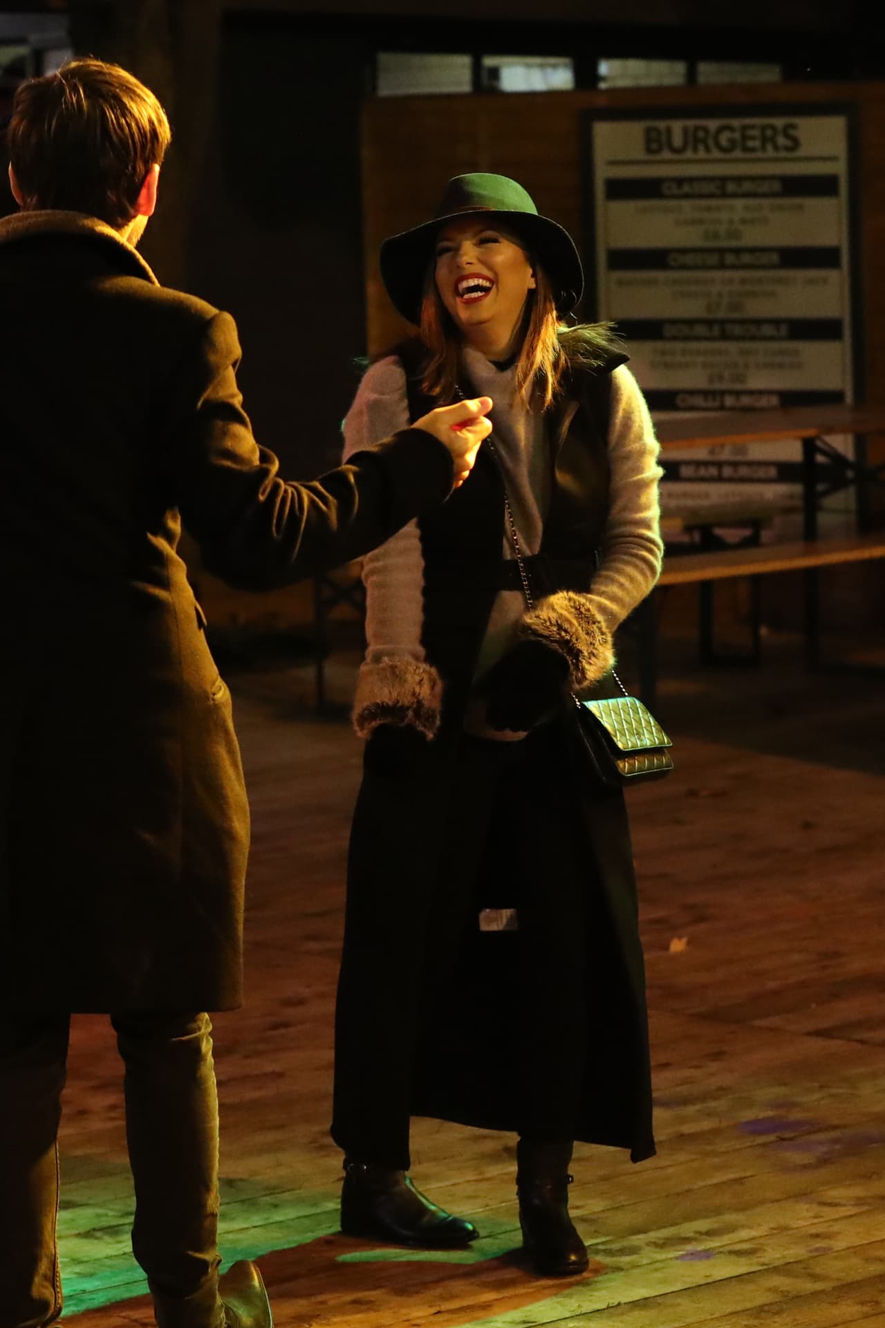 Y en esas estaba, paseando por Hyde Park en Londres, Eva departiendo con otros invitados VIP.