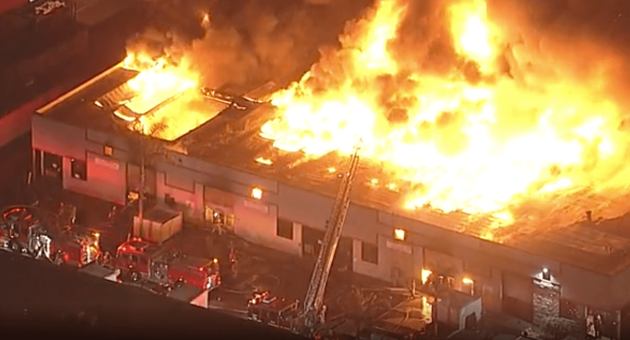 Infierno en Huntington Park: lo que se sabe de masivo incendio en depósito