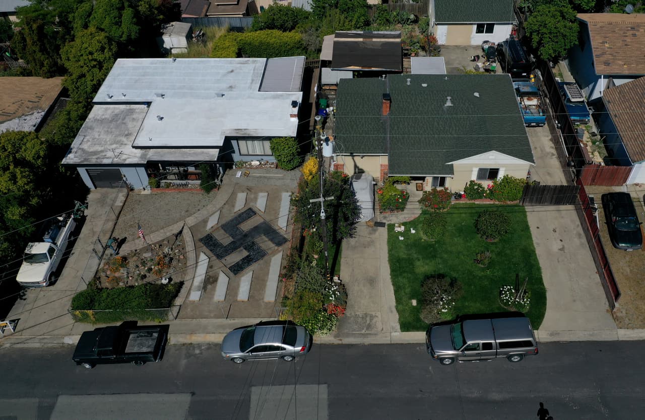 La imagen, usualmente señalada como un símbolo de odio y racismo, se puede ver desde el aire en un tranquilo vecindario de El Sobrante, una ciudad ubicada al este de la bahía de San Francisco. Y aunque el signo incomoda a los residentes de la calle Lindell Drive, su creador asegura que no se trata de una alegoría a la Alemania Nazi.