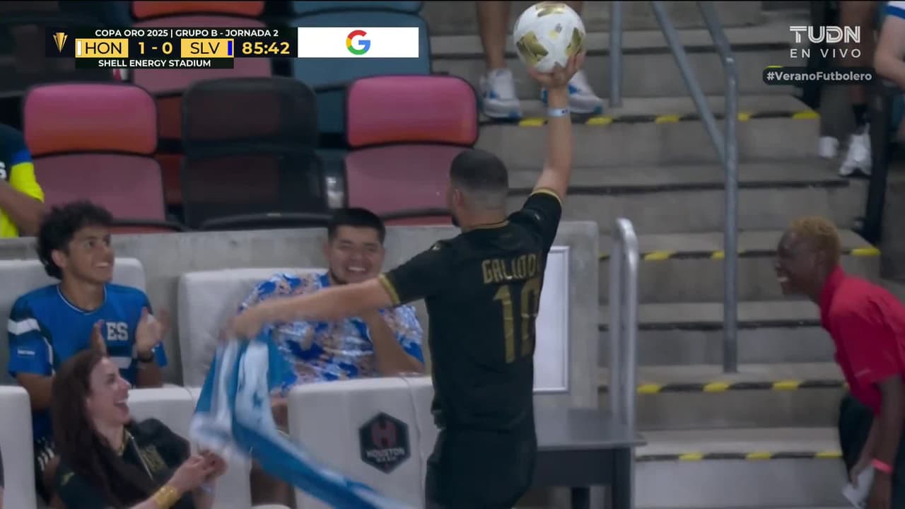 ¡Por poco se va con San Pedro! El fan de la H que quiso bajar el balón y terminó en el suelo