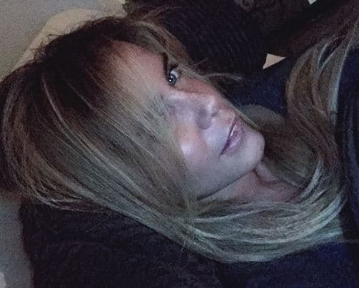 Mientras que se queja de estas situaciones, a la vez admite que no puede dejarlo. 
<br>