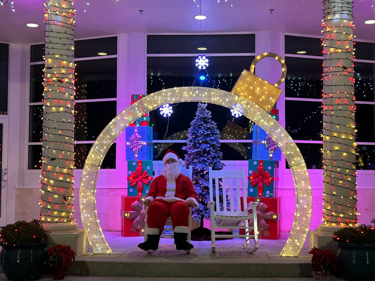 En esta misma plaza se encuentra el Ayuntamiento de la Ciudad de Lake Mary, donde hay un hermoso espacio disponible para fotografías o videos decorado con dos sillas disponibles.
<br>
<br>Aunque encontramos este Santa Claus aquí con el que muchos se tomaron fotos, aseguró que no trabaja allí, sino que asiste para compartir su "espíritu navideño" con otros.
<br>
<br>
<b>La dirección es: </b>100 N Country Club Rd, Lake Mary, FL 32746.