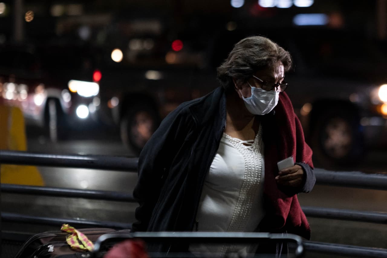 Isabel González, de 63 años y residente de Tijuana, fue una de las primeras viajeras no esenciales en cruzar a Estados Unidos en la madrugada del 8 de noviembre.
<br>
<br>Los negocios en centros comerciales y calles de las ciudades fronterizas estadounidenses fueron golpeados por la falta de visitantes de México.
<br>