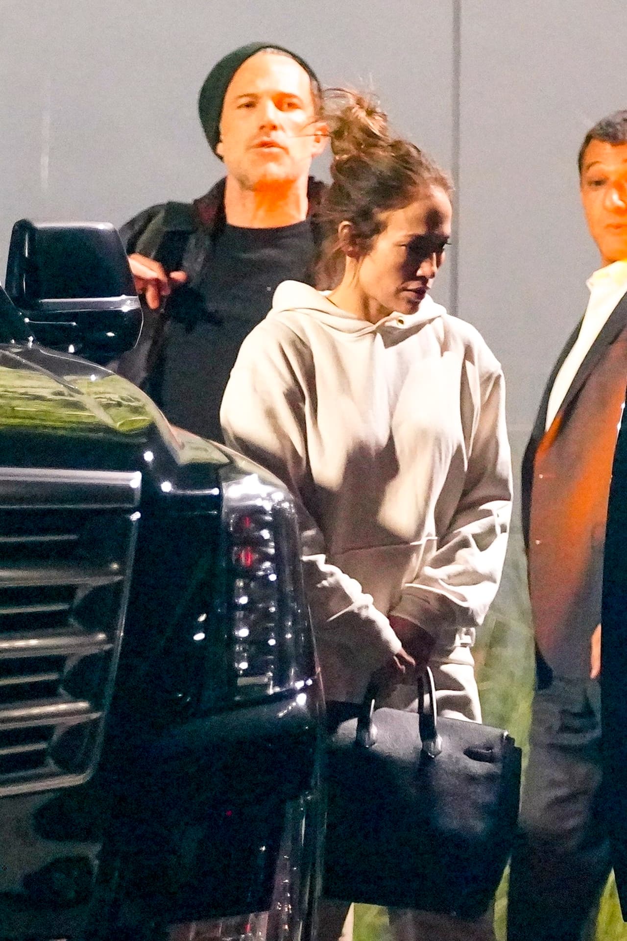 Aunque decidió estar en ese momento sin una gota de maquillaje, 
<b><a href="https://www.univision.com/famosos/los-50-looks-mas-memorables-de-jlo-en-50-anos-fotos" target="_blank">el glamour no lo dejó</a> </b>de lado, pues apareció con un bolso Louis Vuitton negro, según reseñó el sitio Hollywood Life. 
<br>