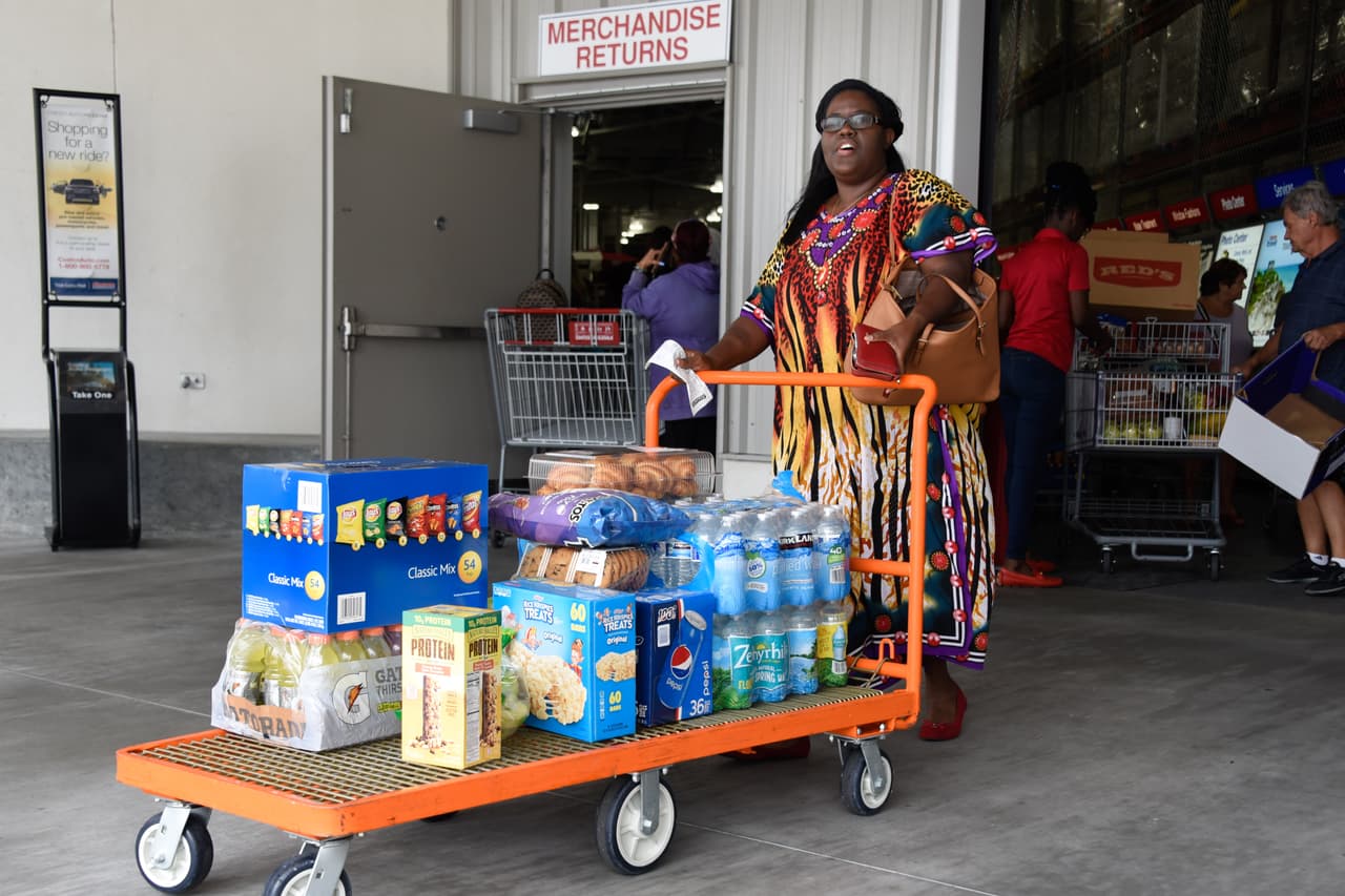Una residente de Miami terminando de hacer sus compras para la emergencia. Según los expertos todavía es muy pronto para determinar los lugares que se verán más afectados en la costa este de Florida.