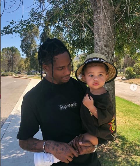 A pesar de que la empresaria y el rapero anunciaron su ruptura recientemente, la niña continúa conviviendo con ambos.