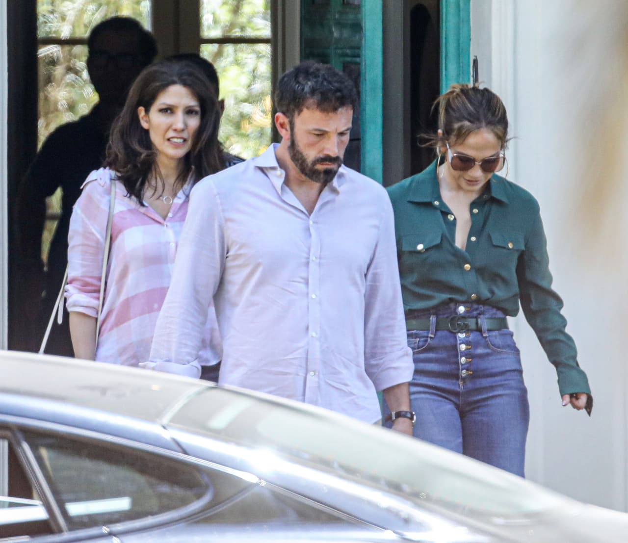 Ahora se les unió
<b> <a href="https://www.univision.com/famosos/jennifer-lopez-publico-una-foto-con-sus-hermanas-lynda-y-leslie" target="_blank">Lynda López, la hermana menor de la cantante </a></b>(a la izquierda de Ben Affleck). 
<br>