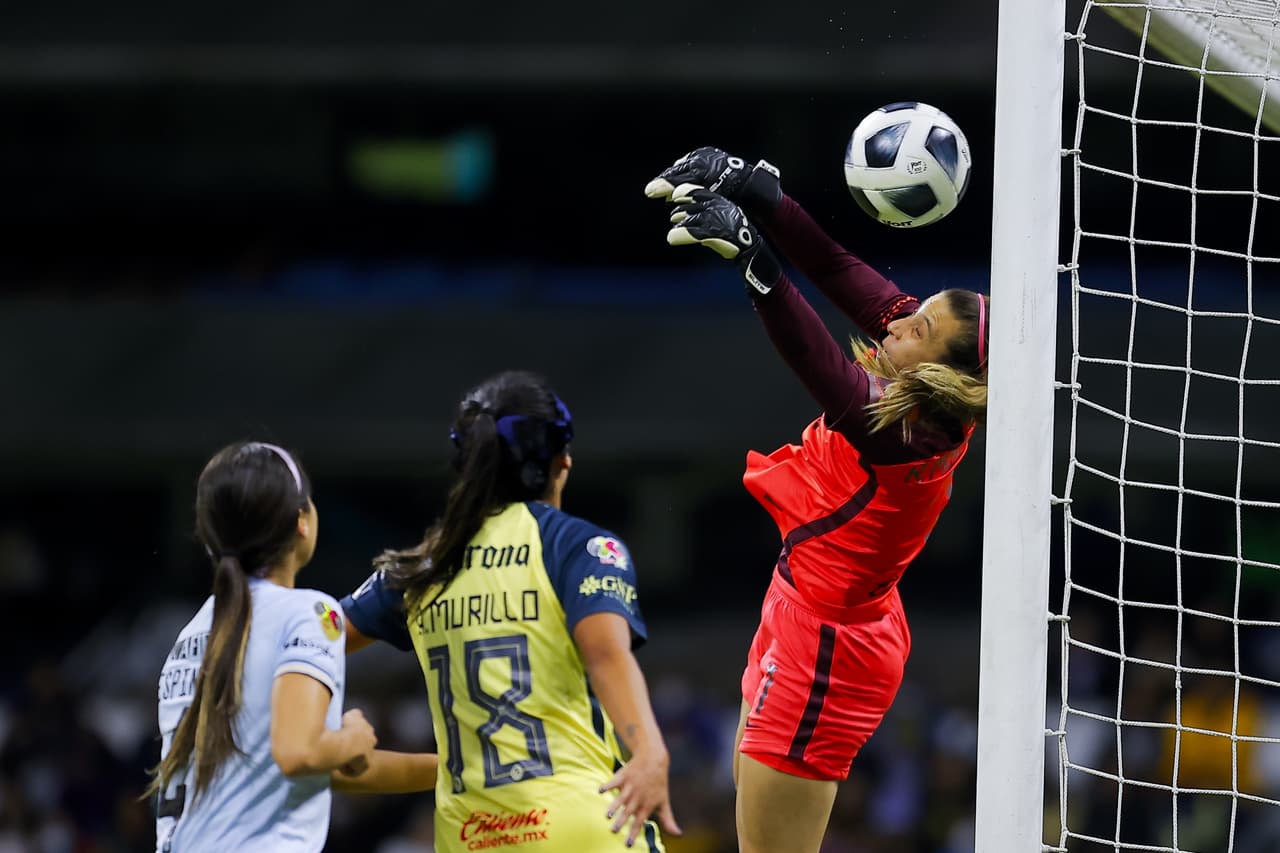 Los papeles se invirtieron a partir del minuto 20 con el dominio de Tigres, que acarició el travesaño y puso nerviosas a las locales durante el resto de la primera parte.