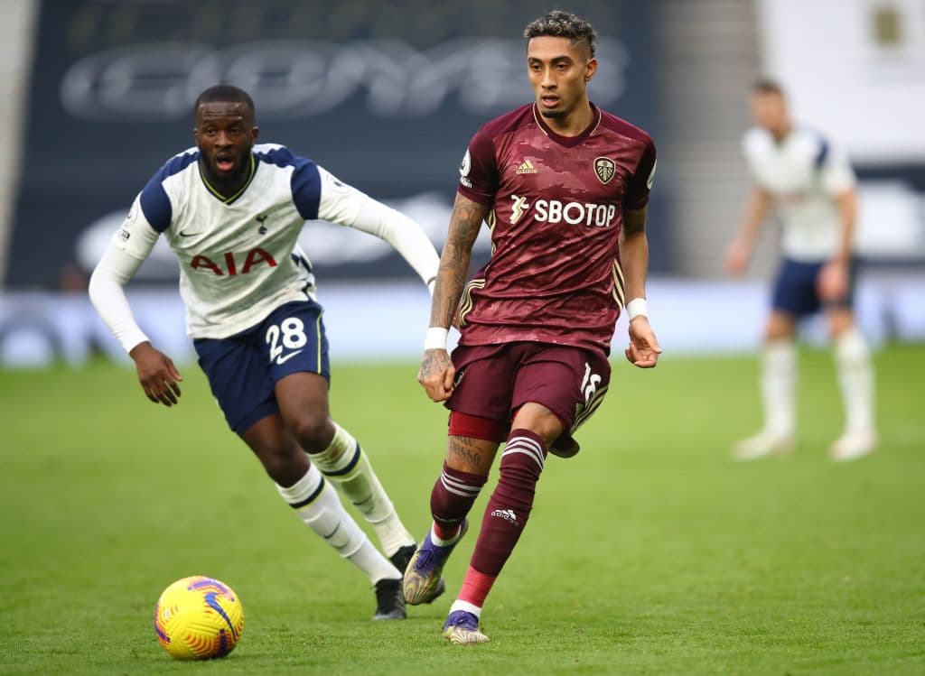 Tottenham se impone ante el Leeds 3-0. Los goleadores por parte de los Spurs fueron Harry Kane al minuto 29 tras cobrar un penal, Son Heung-min al 43 y, ya en el segundo tiempo, Tobey Alderweireld hacía el tercer tanto, durante la J17 de la Premier League.
