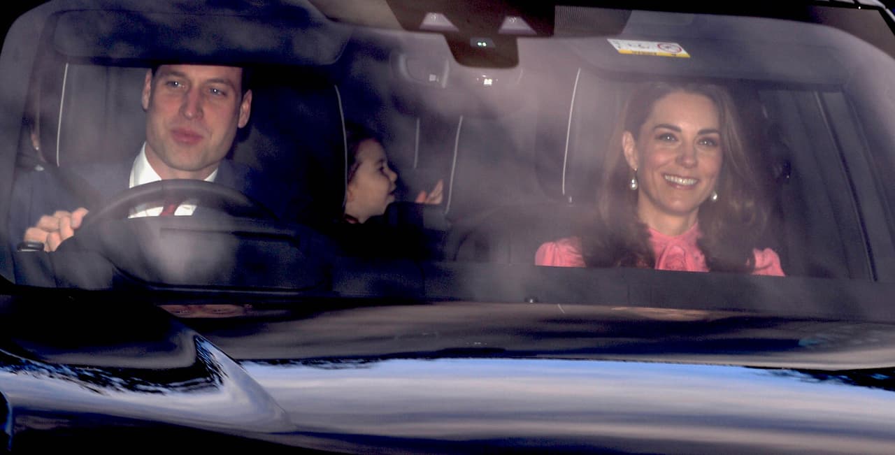 El tradicional almuerzo navideño ofrecido por la reina Isabel II 
<b>en el palacio de Buckingham</b> se realizó este miércoles, 19 de diciembre, y como era de esperarse 
<b><a href="https://www.univision.com/entretenimiento/william-harry-kate-meghan-ni-el-gato-falto-al-almuerzo-navideno-de-la-reina-isabel-ii-fotos">todos los miembros más relevantes de la realeza estuvieron presentes.</a></b>