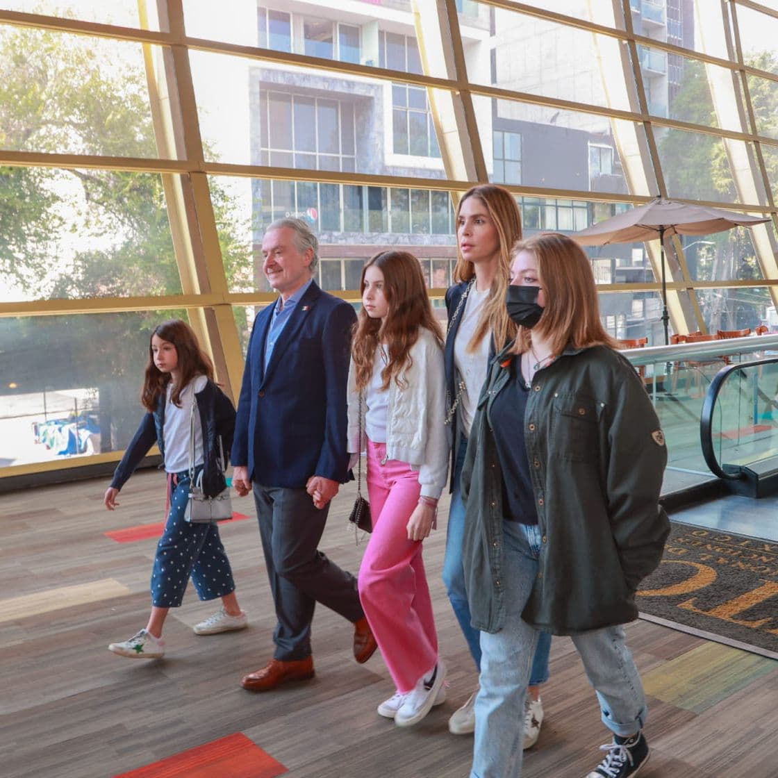 El domingo 2 de octubre, el político compartió en Instagram una fotografía en la que aparece Constanza junto a sus hermanastras, Paulina y Miranda, y su madrastra Paulina Velasco.