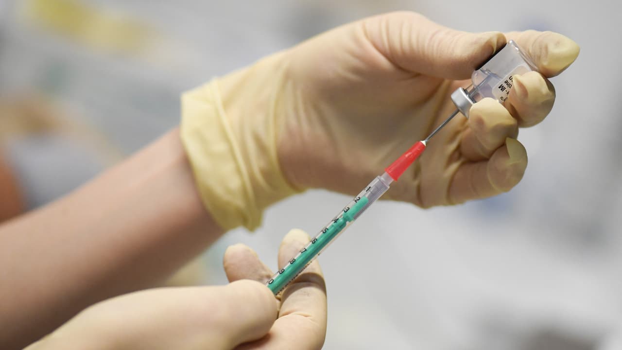 Qué implicaciones tiene la aprobación total de la vacuna de Pfizer