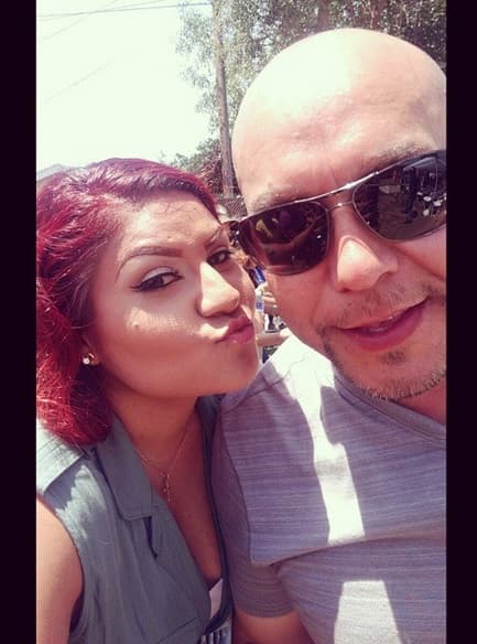 Unos afortunados fans alcanzaron a ver a parte del clan de Los Rivera y se tomaron fotos con ellos. Aquí vemos a Gustavo Rivera.