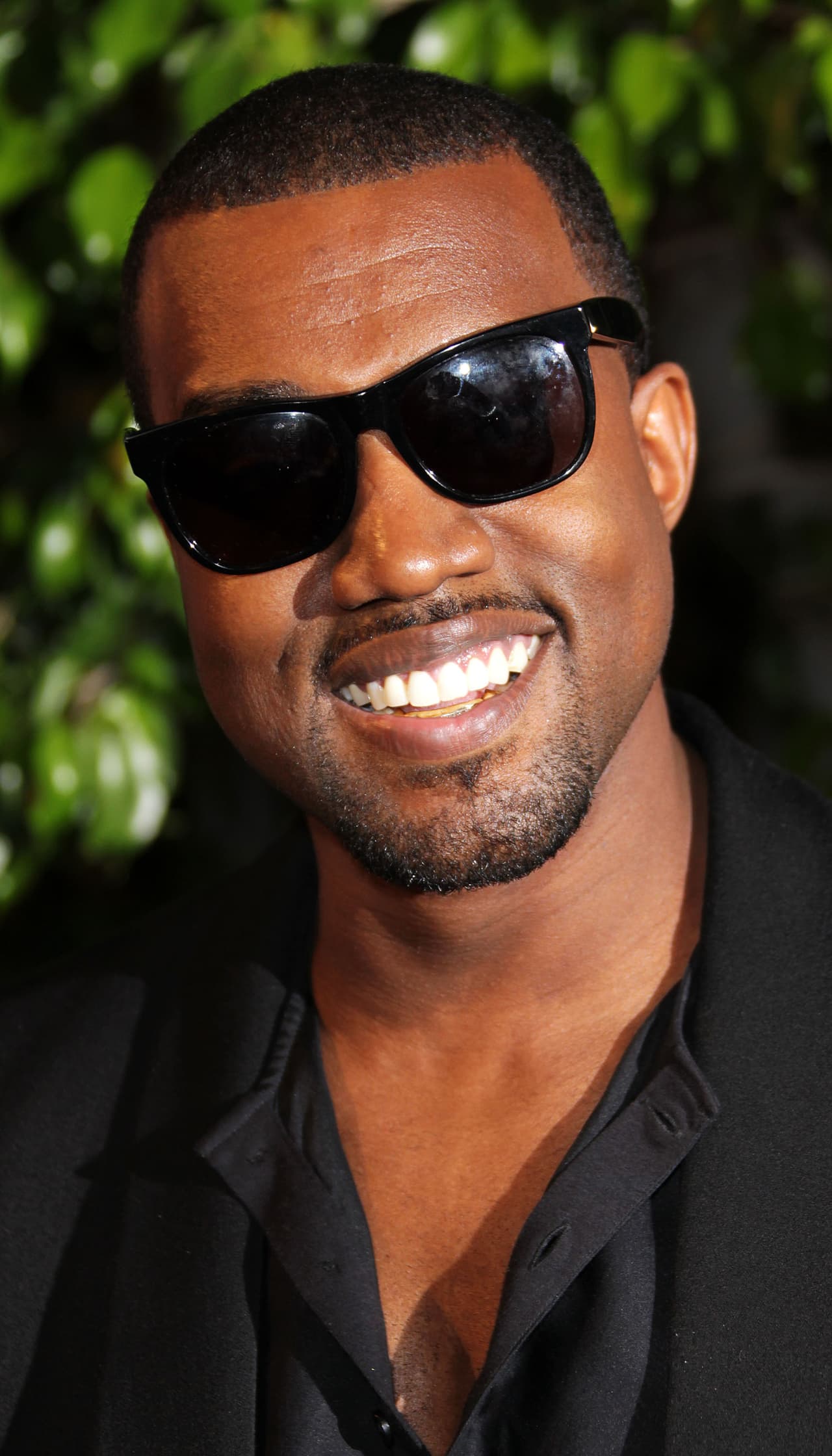 Los dientes de diamantes y oro de Kanye West: El rapero le contó a Ellen DeGeneres en su programa que se había puesto implantes de diamantes y oro en los dientes inferiores, y aunque no dio a conocer el costo de estos, una cosa es segura, no fueron nada económicos.