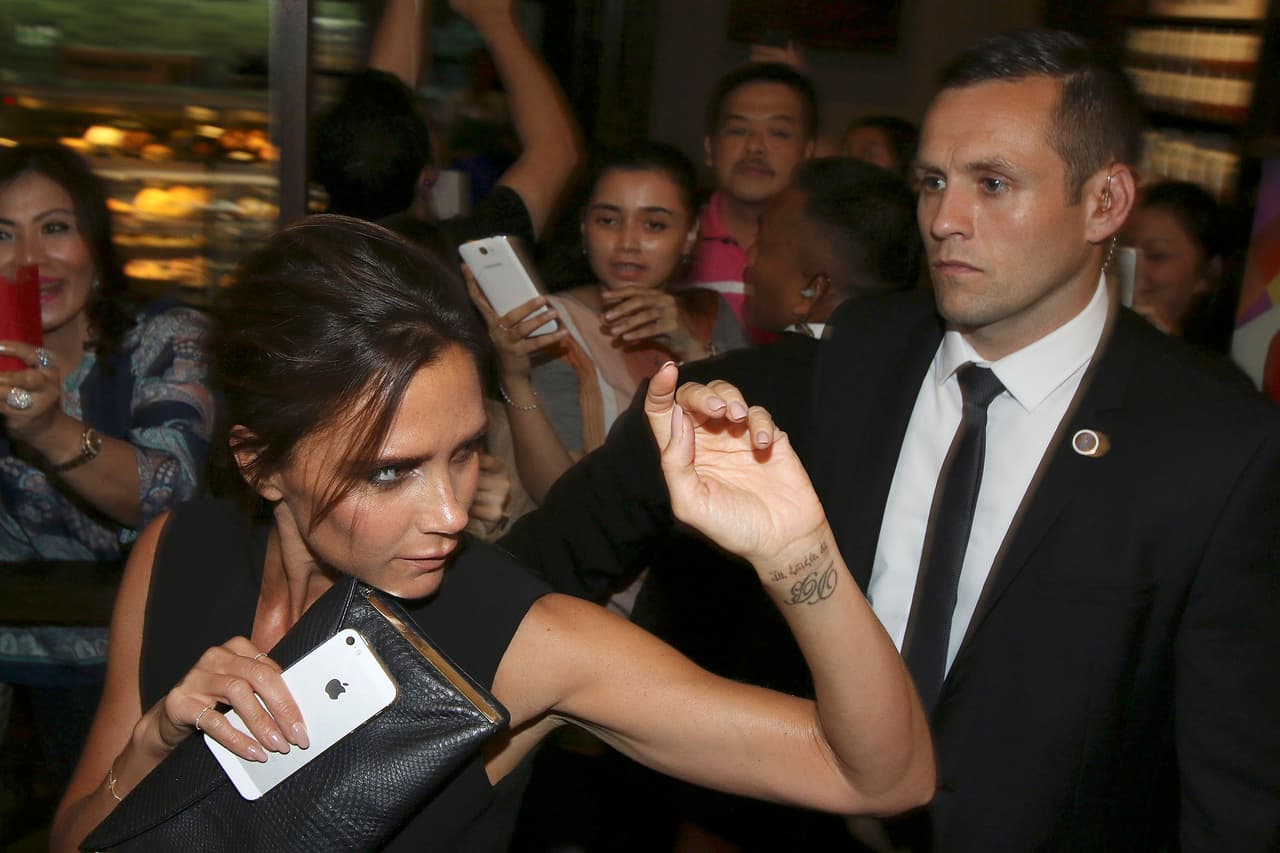 El celular chapado en oro de Victoria Beckham: La diseñadora gastó cerca de 36,000 dólares en un iPhone personalizado.