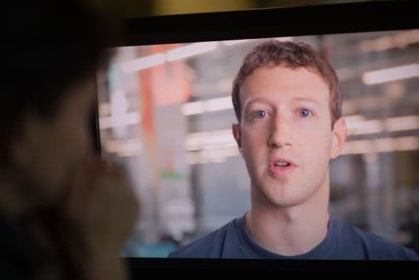 Casi siempre viste sudadera con capucha, pantalones vaqueros y zapatos deportivos, y nació el año en que Apple lanzó la Macintosh. Sin embargo, Mark Zuckerberg no es un niño empresario.